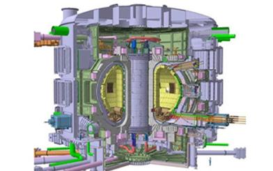 ITER主体的外观图。核聚变能源被称为“地面上的太阳”，而ITER是一种用于验证该能源在科学技术层面可以成立的装置。装置的核心是甜甜圈形的超高温等离子体。在该等离子体中发生核聚变反应。