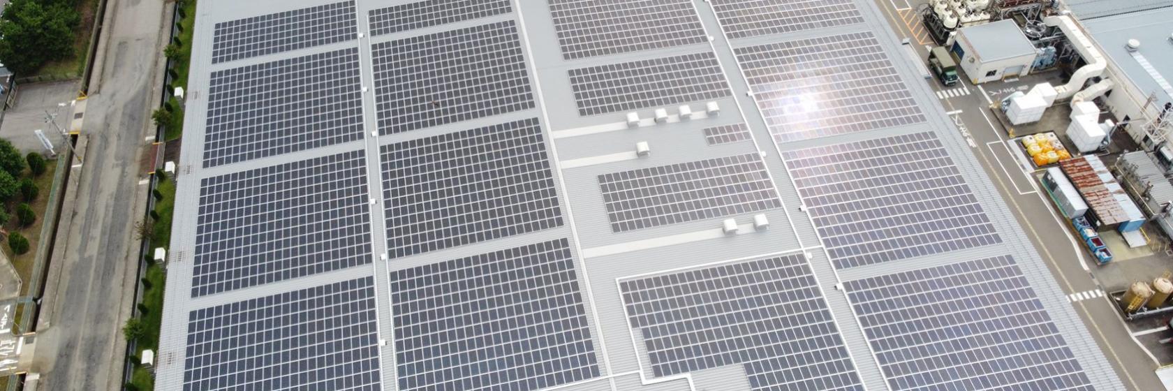 工場の屋根に設置されたソーラーパネル。積極的な省エネと創エネ技術で、2050年カーボンニュートラルの実現を目指す。