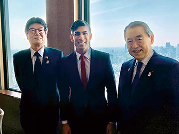 From left, Osamu Inoue, President & COO of Sumitomo Electric, Prime Minister Sunak, and Masayoshi Matsumoto, Chairman & CEO of Sumitomo Electric