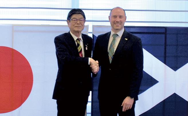 Osamu Inoue, President & COO of Sumitomo Electric (left)  Neil Gray, Scottish Cabinet Secretary for Wellbeing Economy, Fair Work and Energy (right)