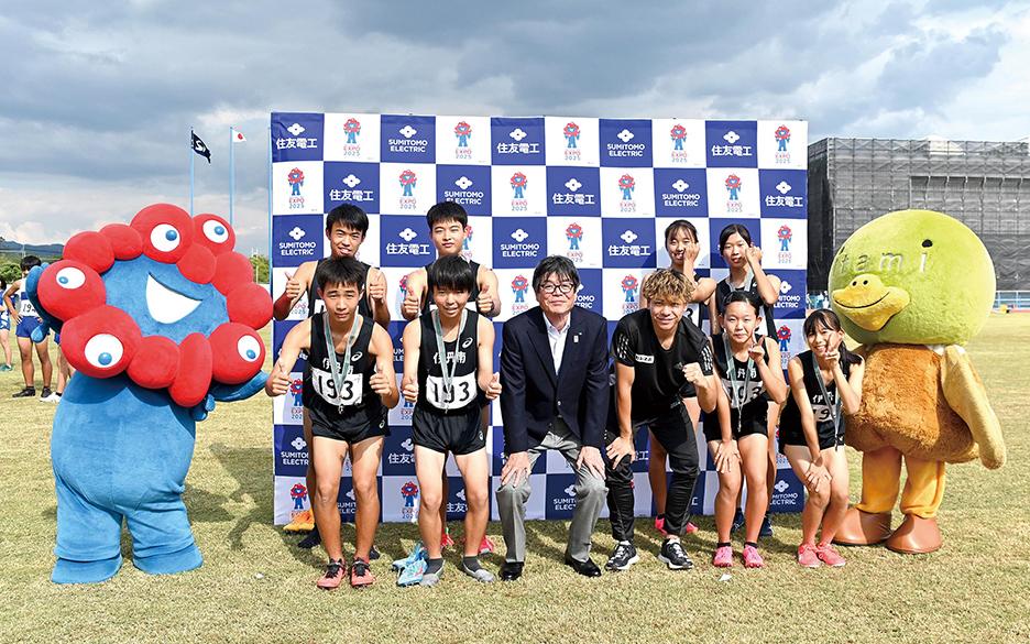 Winners of the junior high school relay race and Kirara Shiraishi (Cerespo), with President Inoue