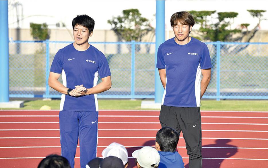 Athletics class/Izumiya (right) and Itou (left)
