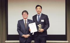 Presenting an award to Maruyama
