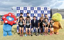 Winners of the junior high school relay race and Kirara Shiraishi (Cerespo), with President Inoue