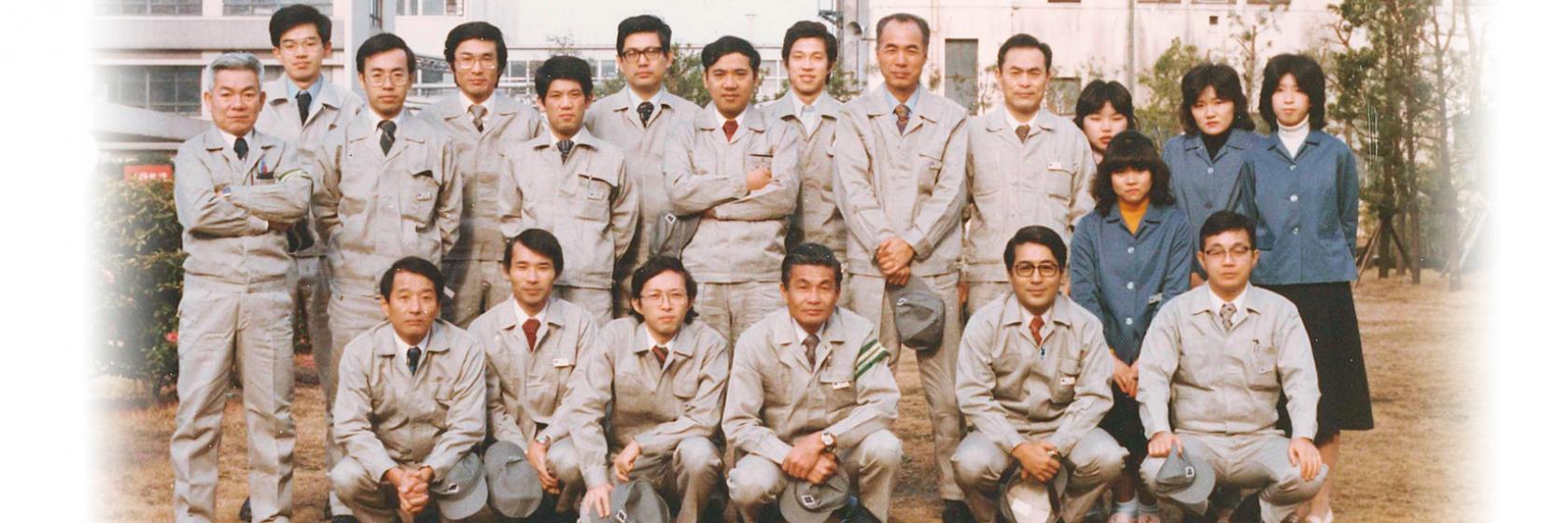 在大阪制作所任职时与同事们的合影。前列右数第3位是冈崎。后列正中手臂交叉在胸前的是木村