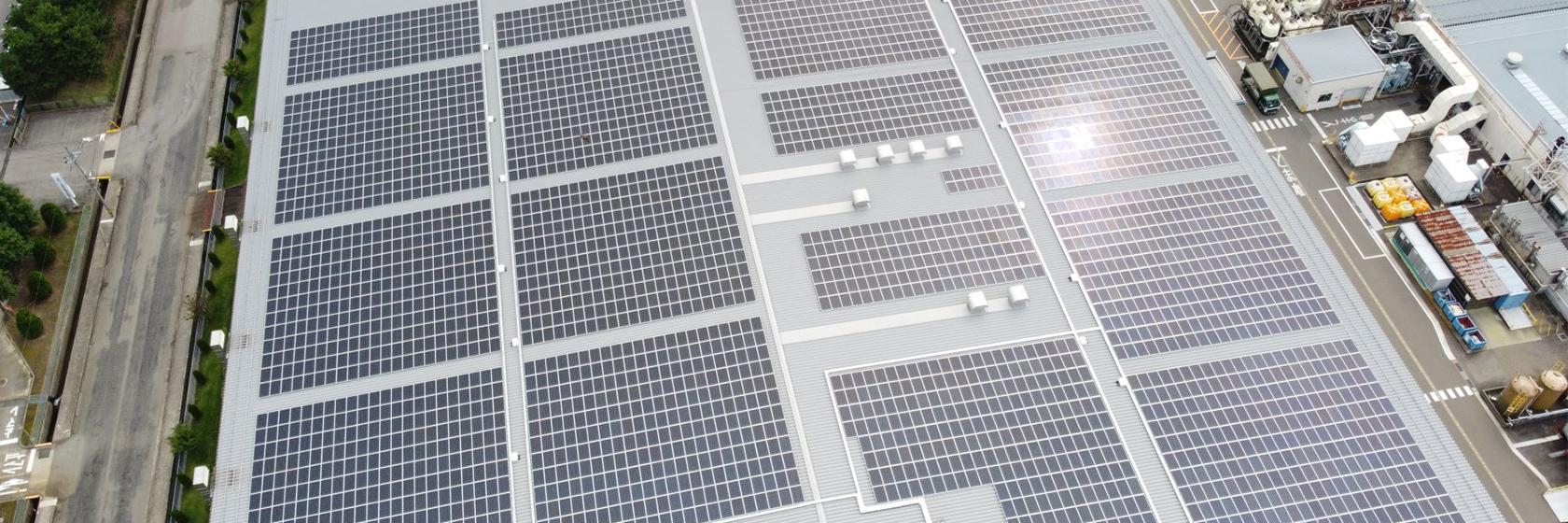 设置于厂房屋顶的太阳能板。通过积极节能和创能技术，力争在2050年实现碳中和