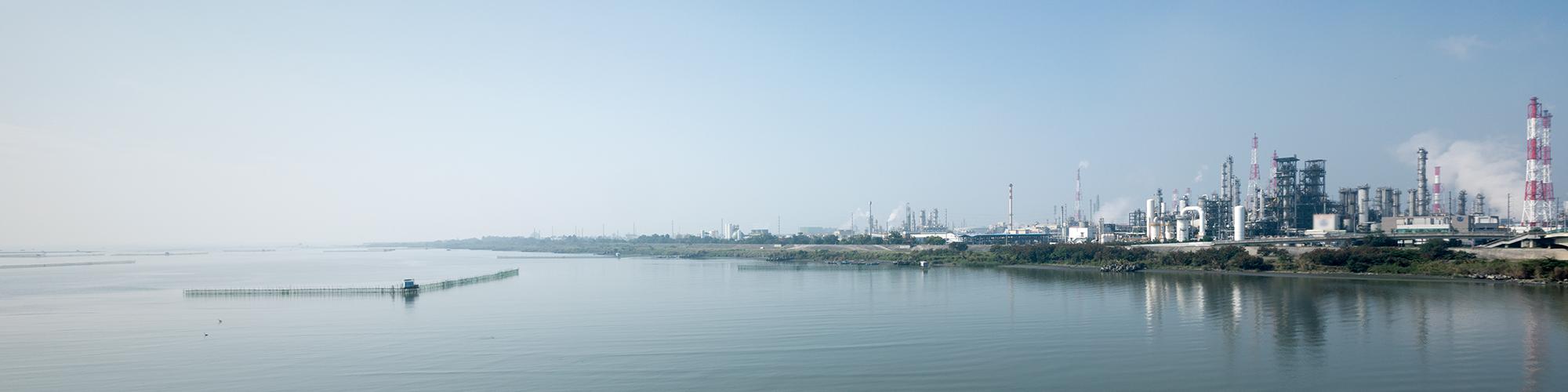 从流经台湾南部的河流 高屏溪的河口附近眺望台湾唯一的工业城市高雄市的滨海总厂
