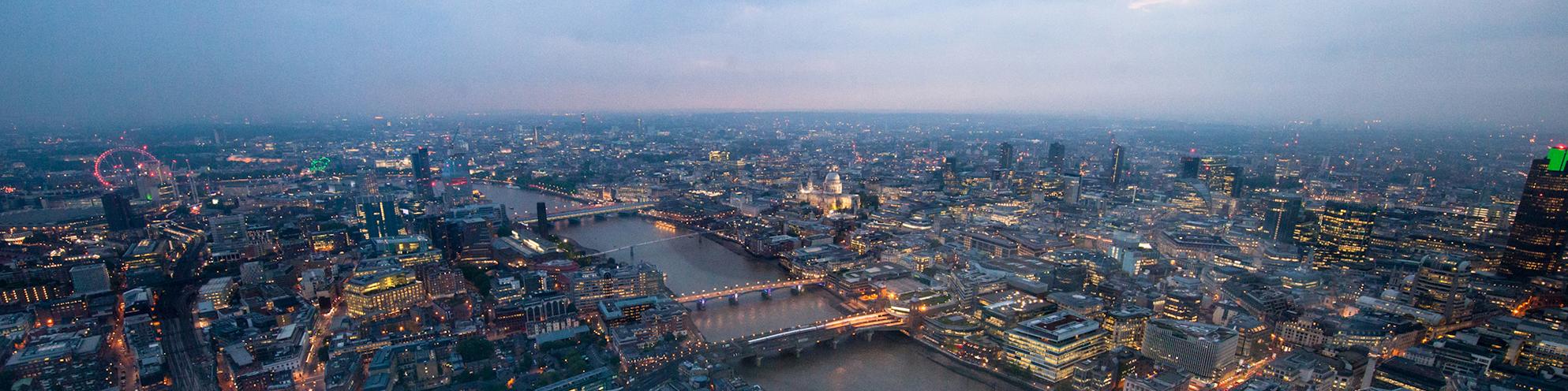 华灯初上的伦敦。从欧盟最高的超高层建筑"The Shard（碎片大厦）"眺望整座城市