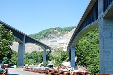 即将竣工的安威川桥(照片提供:三井住友建设(株))