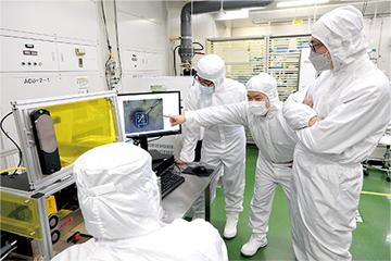 研究集成电路连接时的情形(光通信研究所)