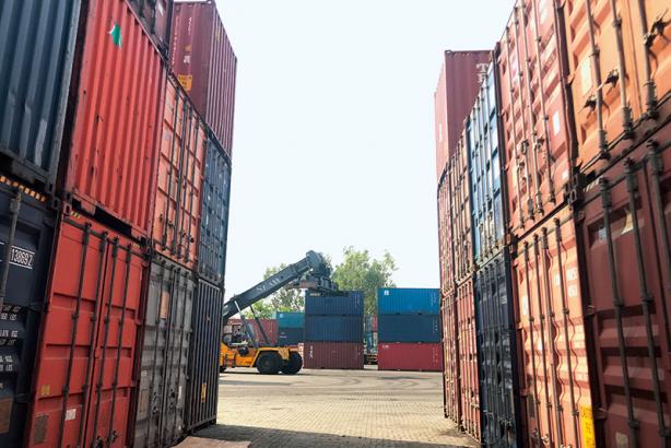 ICD（Inland container depot：印度内陆的用于外交贸易的交货场所）的实景。贸易货物被集中运输至该场所，清关后，人们将货物装入集装箱，用卡车和运货列车进行运输（德里近郊）
