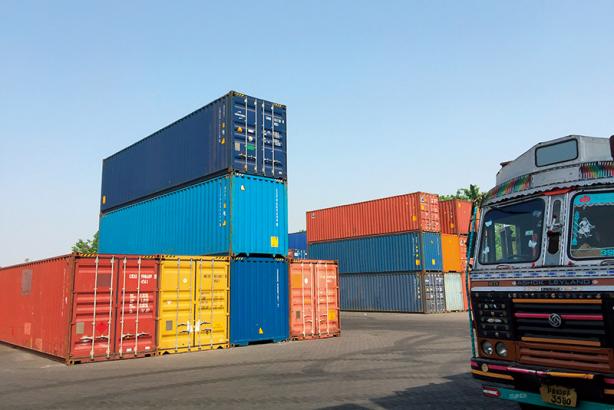 ICD（Inland container depot：印度内陆的用于外交贸易的交货场所）的实景。贸易货物被集中运输至该场所，清关后，人们将货物装入集装箱，用卡车和运货列车进行运输（德里近郊）