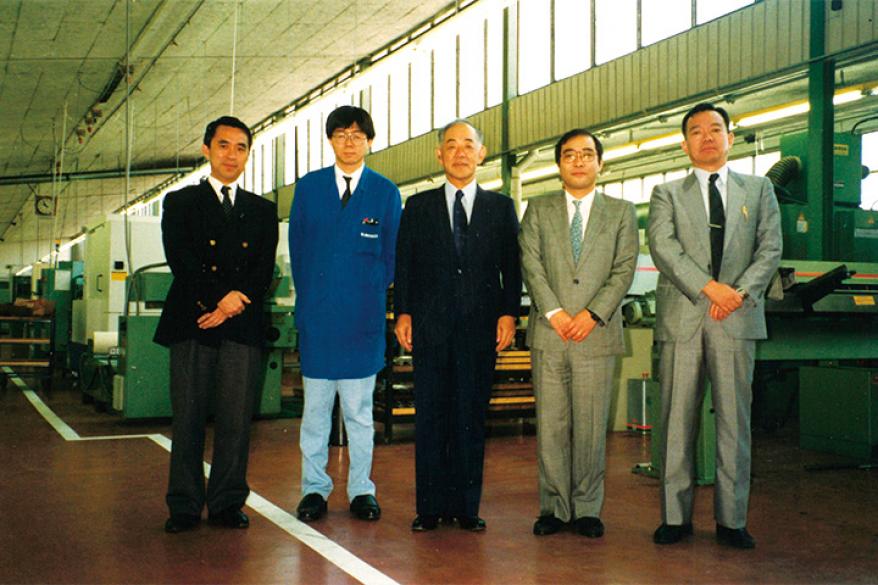 当时的德国工厂 （左1）住友电工 会长 松本正义 （左3）当时的住友电工 社长 川上哲郎 （左4）住友电工TOOL NET（株） 现任专务董事 冈本顺