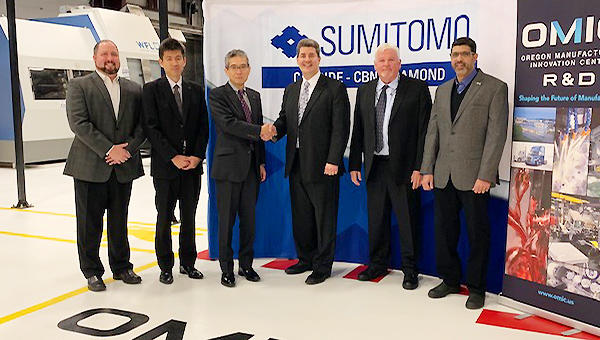中央右:OMIC エグゼクティブディレクター Craig Campbell(クレイグ・キャンベル)様 中央左:Sumitomo Electric Carbide, Inc社長 木村 寿良