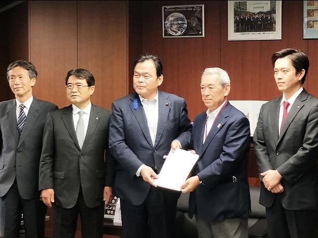 赤羽国土交通大臣に要望書をお渡しする様子