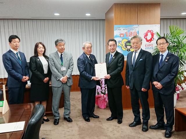 井上信治 内閣府特命担当大臣に要望書をお渡し