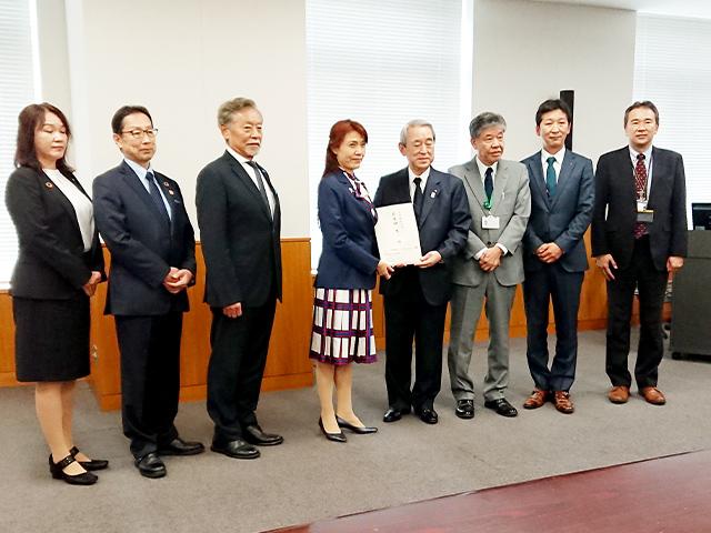 高橋ひなこ 文部科学副大臣に要望書をお渡し