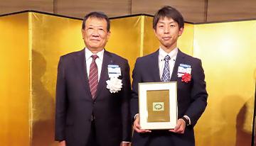 左:日本粉末冶金工業会 園田 修三 会長(福田金属箔粉工業(株)会長)右:住友電工焼結合金(株) 電動モジュール開発室 兼 伊丹製造部 開発グループ 平尾 祐樹