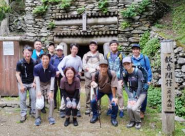 住友の発展の礎である、別子の山を登る受講者