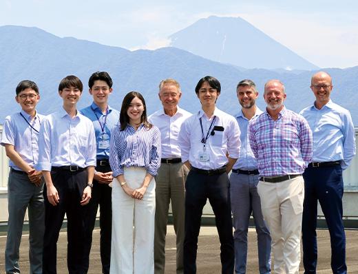 光デバイス営業部と海外拠点のメンバーたち