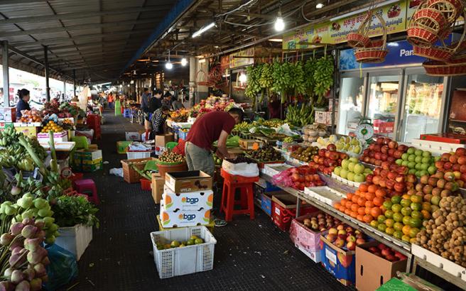 市場では、所狭しと果物や野菜が並ぶ