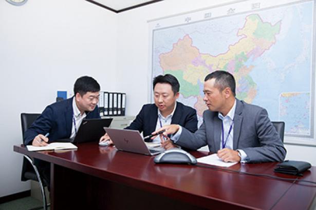 中国の営業を担う住友電工電子製品貿易（上海）有限公司のスタッフ