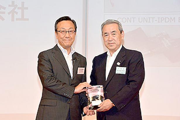 左:日産自動車(株) 副社長 中村公泰氏、 右:当社 社長 松本正義