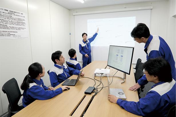 Thunderbolt™4ケーブルでプロジェクターや大型ディスプレイに接続しての開発会議(住友電工電子ワイヤー)