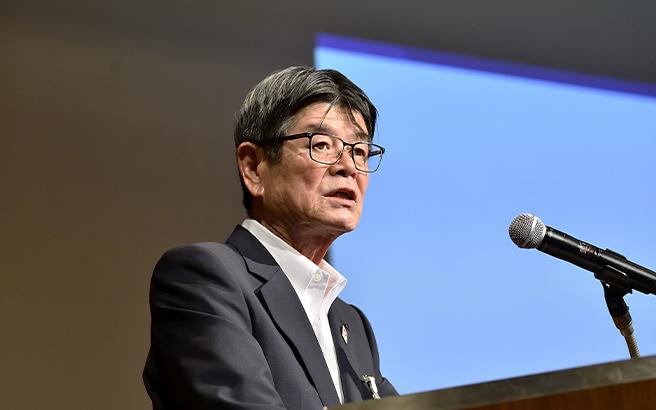 第一部ご挨拶の壇上にて