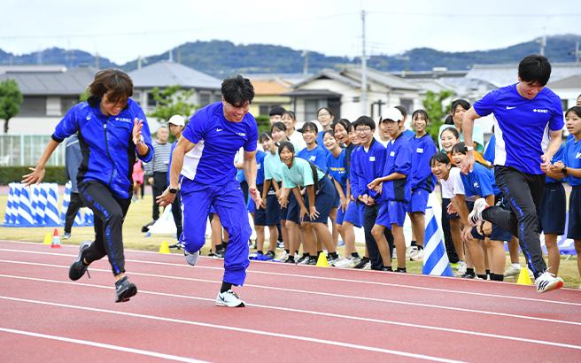 陸上教室（左から御家瀬選手、小池選手、鈴木選手）