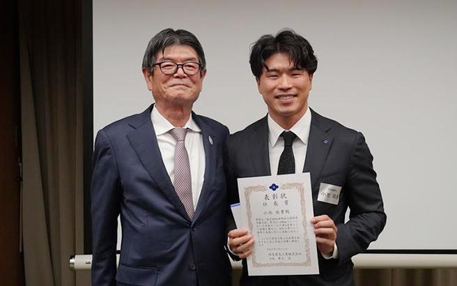 小池選手に社長賞を授与