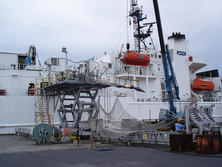 製造された海底ケーブルは、ケーブル敷設船のケーブルタンクに船積みされ、敷設される。（写真提供：日本電気株式会社）