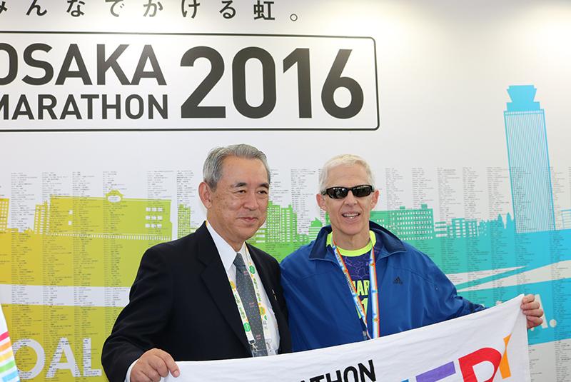 大阪マラソンにチャレンジした時の1コマ（左：松本会長）