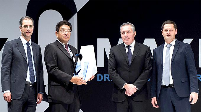 授賞式の様子 ソーズ・カビンド社の遠藤社長(写真左から2人目)フィアットクライスラー社 アルタビッラ欧州総責任者(右から2人目)