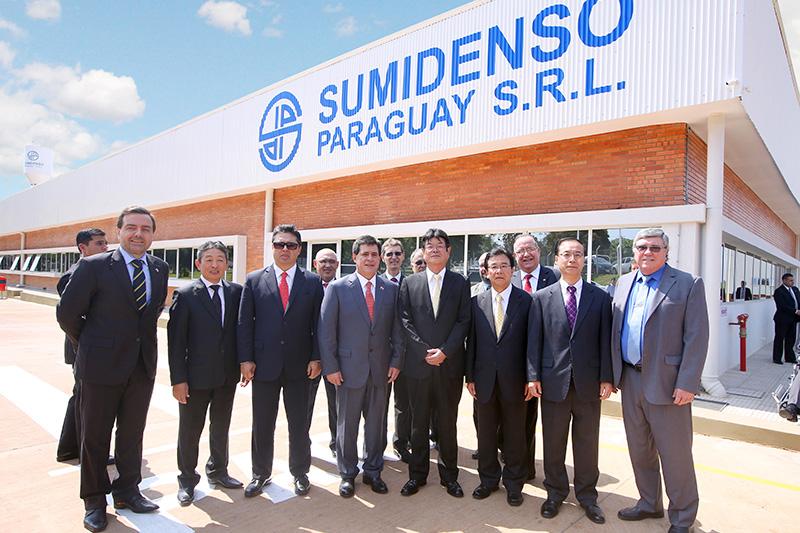 開所式にはパラグアイ大統領や主要大臣、日本大使、他たくさんの方々にも臨席いただいた。 前段左から4人目:カルテス大統領、5人目:井上治（住友電工社長）、6人目:森井正美（SDP 取締役社長）