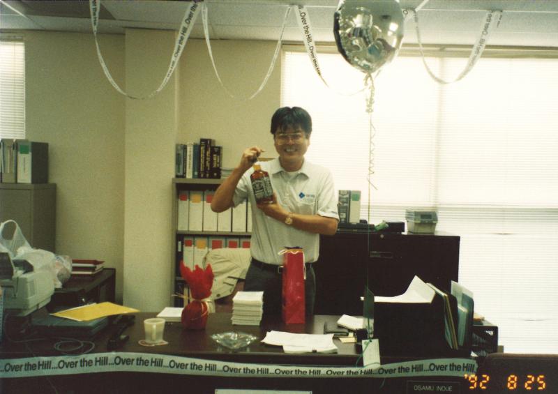 Sumitomo Electric Wiring Systems, Inc（アメリカ）に赴任していたとき。 40歳の誕生日を迎え、現地の従業員たちからお祝いをもらった。 黒字に転換したことで、会社の雰囲気も少しずつ明るくなっていた。 「OVER THE HILL」とは「不惑」の意味