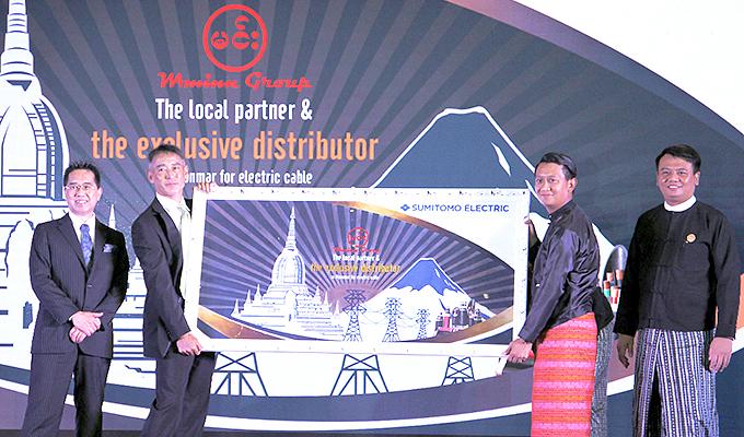 協業披露式典の様子 左から 当社 柴田執行役員、Sumitomo Electric (Thailand) Ltd. 中澤社長、 Wa Minn社 NaungKunMyintWai CEO、KunNaungMyintWai 会長
