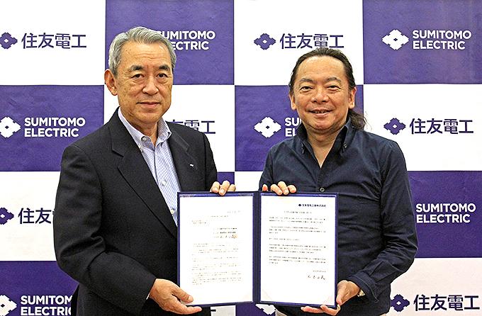 調印式の様子 当社:松本社長(左)、FJ:安藤理事(右)