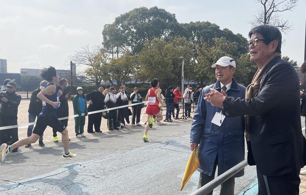 沿道から選手を応援