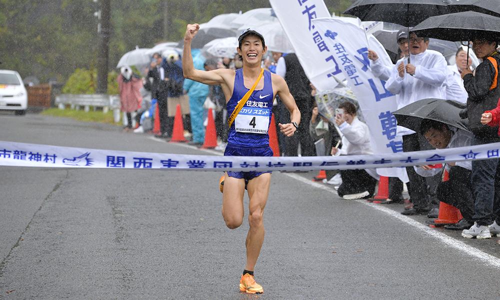 区間新記録の走りで、ゴールテープを切った永山選手