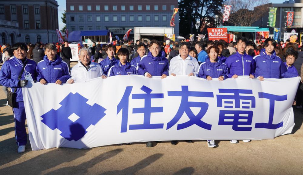 大会後、選手、スタッフたちと