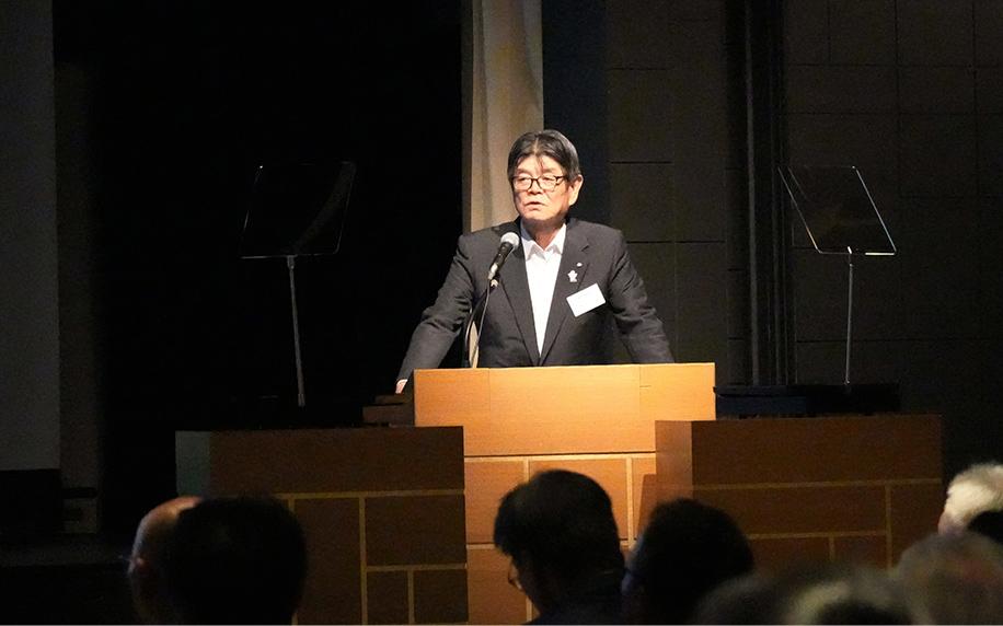 本会議壇上にて