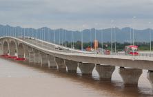 開通したラックフェン橋は市街地と港を結ぶ重要なインフラとして機能（写真提供：三井住友建設（株））