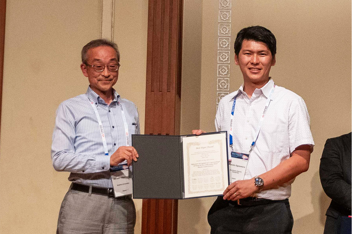 Sumitomo Electric’s Makoto Ogasawara Receives the "Best Paper Award" at the International Conference OECC/PSC2025 —Challenges in the New Applications of Photonic-crystal surface-emitting lasers—