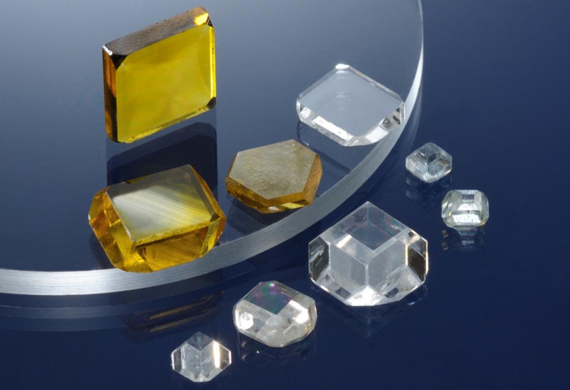 High-pressure synthesized single-crystal diamond