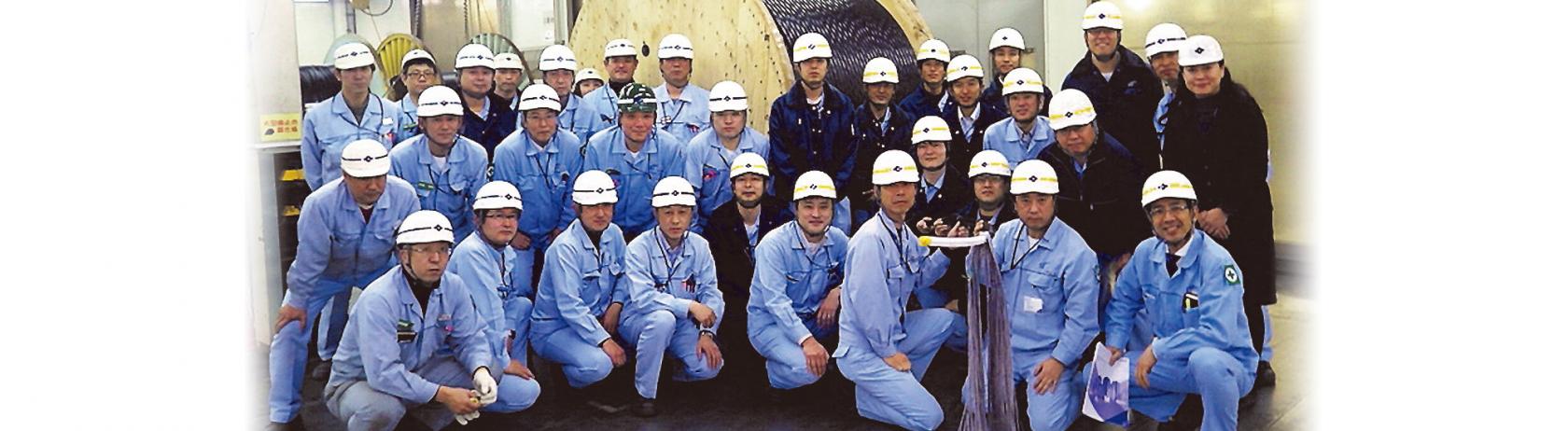 Photo taken when the 3456-fiber-count optical cable, which embodied the efforts of all the members, was shipped