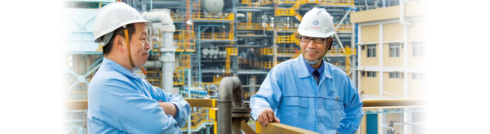 Morita (right) and Jeff (left) checking the condition of POREFLON™ modules