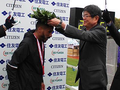 Placing a laurel crown on the winner's head