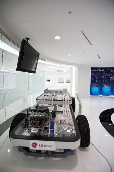 A module of multiple Li-ion batteries is installed in EVs. (Photo courtesy of LG Chem)