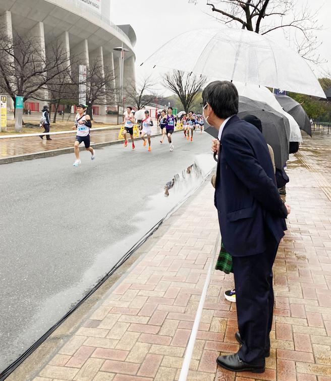 Cheering on the runners of the first leg